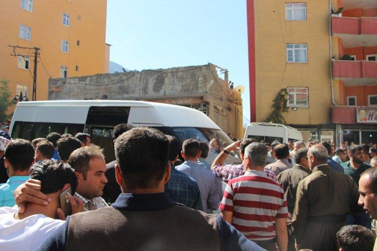 <p><strong>TSK'DAN AÇIKLAMA</strong></p>

<p>TSK'dan yapılan açıklamada, "Hakkari'nin Şemdinli ilçesindeki Durak karakolunun bulunduğu bölgeye BTÖ mensubu teröristlerce sabah 09.45'te bomba yüklü araçla saldırı düzenlenmiş; saldırıda ilk alınan bilgiye göre maalesef 8 kahraman silah arkadaşımız şehit olmuş, 5 kahraman silah arkadaşımız ise yaralanmıştır. Yaralılar derhal bölgedeki hastaneye sevk edilerek tedavilerine başlanmıştır. Şehitlerimize Allah'tan rahmet, değerli ailelerine, yakınlarına, TSK mensuplarına ve Yüce Milletimize başsağlığı ve sabır, yaralılarımıza acil şifalar diliyoruz" denildi.</p>

<p> </p>

<p><strong><a href="http://video.haber7.com/video-galeri/77831-karakola-bomba-yuklu-aracla-saldiri" target="_blank"><span style="color:rgb(255, 215, 0)">VİDEO İÇİN TIKLAYIN</span></a></strong></p>

