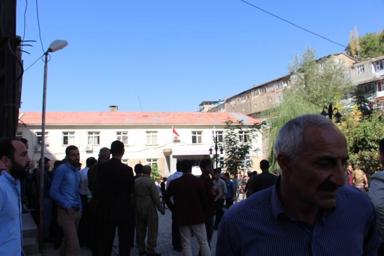 <p><strong>387 TERÖRİST ÖLDÜRÜLDÜ</strong></p>
<p>Genelkurmay'dan yapılan açıklamada, "4 Ağustos 2016'dan bugüne Hakkari'de 387 bölücü terör örgütü PKK mensubu etkisiz hale getirilmiştir" denildi. </p>
<p> </p>
<p><strong><a href="http://video.haber7.com/video-galeri/77831-karakola-bomba-yuklu-aracla-saldiri" target="_blank"><span style="color:rgb(255, 215, 0)">VİDEO İÇİN TIKLAYIN</span></a></strong></p>
