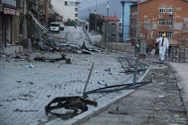 <p>Olayda, kamu kurumlarının yanı sıra çok sayıda ev, iş yeri ve araç hasar gördü. Patlamanın şiddetiyle çıkan yangında 10 iş yeri kullanılamaz hale geldi. </p>
<p> </p>