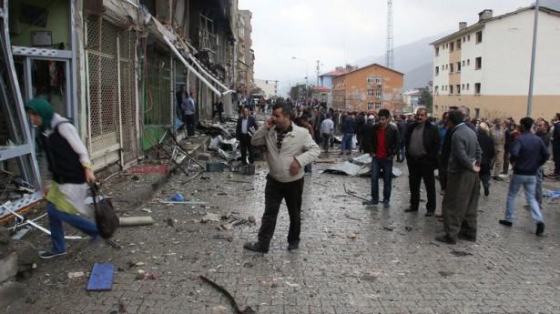 <p><strong>HASTANEDE HİZMET VERİLEMİYOR</strong><br />
<br />
Bombalı araçla gerçekleştirilen terör saldırısı nedeniyle İlçe Devlet Hastanesinin doğum, acil, yeni doğan ve hemodiyaliz servisi, ameliyathane ve lojmanlarında da büyük hasar oluştu. </p>