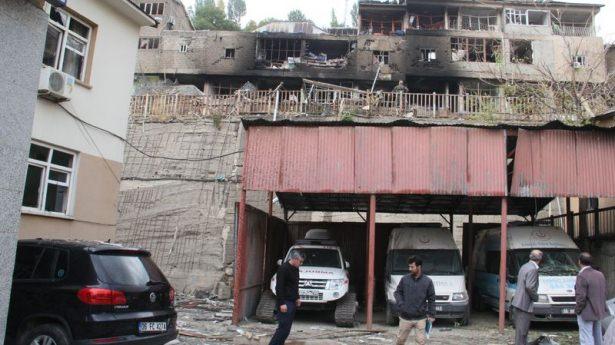 <p>Ölen ve yaralanının olmadığı saldırının ardından ilçede çatışma yaşandı, silah sesleri duyuldu. Güvenlik güçleri, ilçe merkezi ve çevresinde hava destekli geniş çaplı operasyon başlattı.</p>