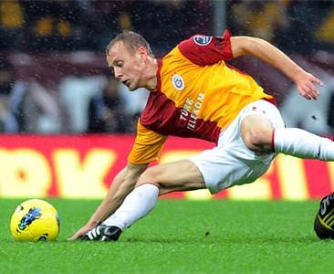SEMİH KAYA - Galatasaray : Geçtiğimiz sezonu şampiyon tamamlayan Galatasaray'ın en çok dikkat çeken oyuncularından biri olan Semih Kaya, daha önc adı hiç duyulmamış olmasına rağmen Fatih Terim'in kendisine güvenmesi sayesinde takımın vazgeçilmezlerinden biri oldu. Semih, geçtiğimiz sezon Tomas Ujfalusi ile kurduğu uyum sayesinde Türk Milli Takımı'na kadar yükseldi.