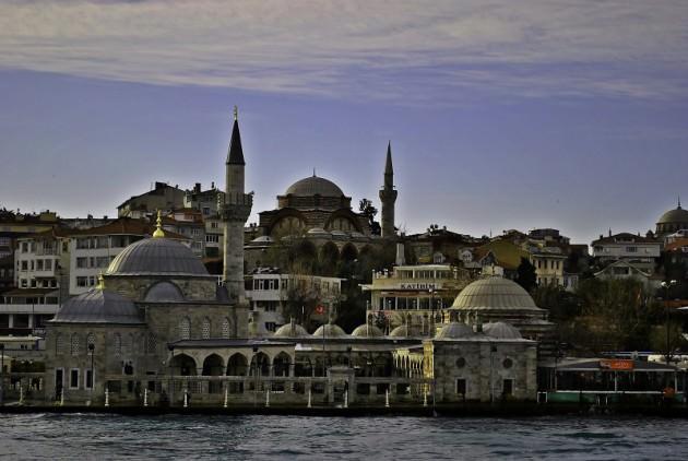 <p>ŞEMSİ AHMED PAŞA CAMİİ: Üsküdar da 1580’de Şemsi Ahmed Paşa tarafından yaptırılan ve içinde cami, türbe ve medresenin de yer aldığı kompleks, aynı zamanda Mimar Sinan’ın hayatı boyunca yaptığı en küçük külliyedir.</p>