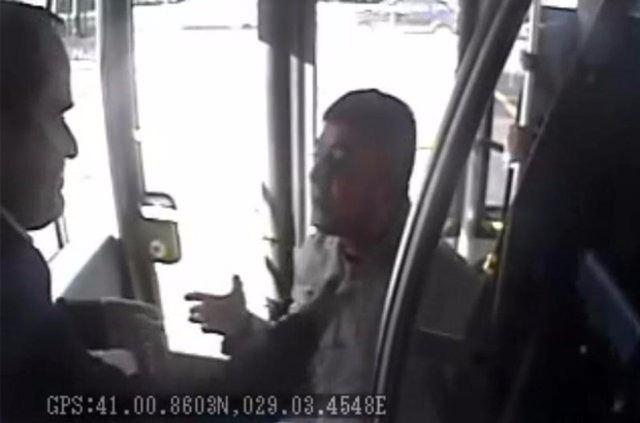 <p>Geçtiğimiz hafta metrobüs şoförüne gerçekleşen şemsiyeli saldırı sonrası metrobüs yoldan çıkmış ve altı aracını altına almıştı.</p>
