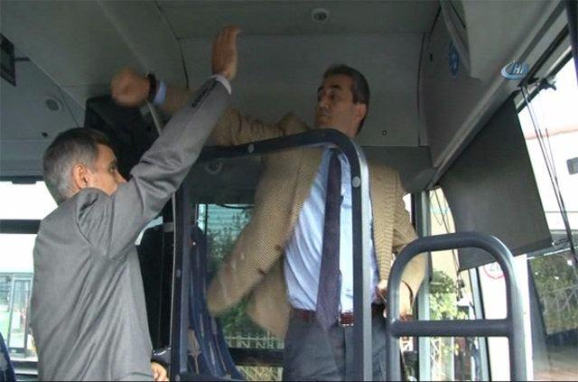 <p>İETT İşletmeleri Genel Müdürü Arif Emecen, İkitelli'deki İETT Genel Müdürlüğü'ndeki garajda Metrobüs'te yaşanan şemsiye saldırısından sonra yeni yapılacak olan kabin prototipini canlandırmalı test etti.</p>
