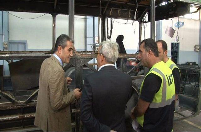 <p>Emecen, yaptığı uygulamalı testte saldırı anını canlandırarak kabinin dışarıdan müdahale olmayacak şekilde yükseltilmesini ifade etti. Kabinde bulunan kapı açma penceresinden de şemsiye ile saldırı yapılmaması için gerekli tedbirlerin alınarak açık yerin sürgülü cam ile kapatılmasına karar verdi.</p>