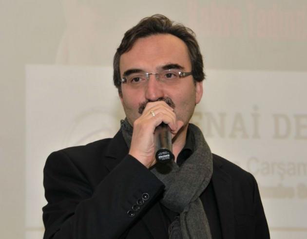 <p>"O, DOĞRULUĞUN GÜCÜNE İNANMIŞTIR" Yazar Senai Demirci, Peygamberin (SAV) evvela doğruluk ve dürüstlüğün timsali olduğunu ifade etti. Demirci, duygularını şu sözlerle aktardı: "Hangi şartta olursa olsun bedeli ne olursa olsun kesinlikle O'nun dünyasında yalan yoktur. Sözün gücüne dayanmıştır. İktidar, kuvvet ve zorbalıkla kendi fikrini benimsetmeye kalkmamıştır. O, sözün doğrusunun her zaman galip geleceğine inanmıştır. Bir takım 'çağdaşlar' gibi ırkçılık yapmamış kavmiyetçiliğe başvurmamış, kardeşliği kan bağına dayandırmamıştır. Bizim üstünlüğümüz imanımıza dayanır. O'nun Veda hutbesinde Arap'ın Acem'e üstünlüğü yoktur sözünü, delikanlı gençler olarak aynen devam ettirmeliyiz. 'Türk'ün Türk olamayana bir üstünlüğü yoktur.' diyebilmeliyiz."</p>