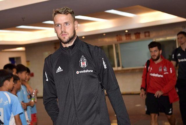<p>Gazete Habertürk'ten Kartal Yiğit'in haberine göre Beşiktaş'ta sakatlar dahil kadronun hala 32 olması Şenol Güneş’in canını sıkıyor. Sakatlar Gökhan Gönül, Gökhan Töre ve Atınç Nukan’ın yokluğuna rağmen idmanlara 5 kaleci dahil 29 oyuncu ile çıkan deneyimli hoca, taktik çalışması yapmakta bile zorlanıyor.</p>
