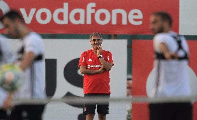 <p>Bu 4 futbolcuyu da takımda düşünmediğini ifade eden deneyimli hocanın “Kadro çok fazla acilen bir çözüm bulunup inmeli. Bu takımı etkiliyor” dediği öğrenildi. </p>
