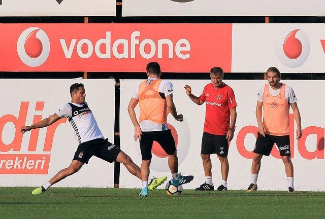<p>Beşiktaş'ta bu sezon kadronun şişmesi, hem antrenmanların sürmesini hem de taktik çalışmaları ciddi bir şekilde etkiledi.</p>
