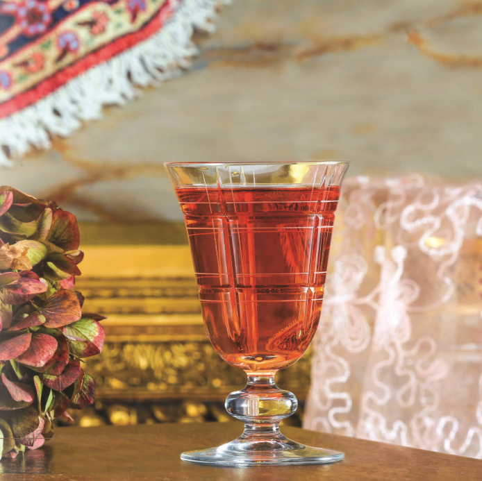 <p><strong>HANIMELİ ŞERBETİ</strong></p>

<p><strong>Malzemeler:</strong> 2 çorba kaşığı kurutulmuş hanımeli veya daldan koparılmış yıkanmış taze hanımeli çiçekleri, 4-5 çorba kaşığı toz şeker, 5 su bardağı su, yarım limon suyu veya 2 çorba kaşığı mandalina suyu.</p>

<p><strong>Yapılışı: </strong>Suyu kaynatıp kurutulmuş hanımelini ekleyip, bir taşım kaynatın. Altını kapatıp, şekeri ilave edin. Buzdolabında sabaha kadar bekletip, servis yapmadan önce mandalina veya limon suyunu da koyun. Süzüp, soğuk<br />
servis yapın.</p>
