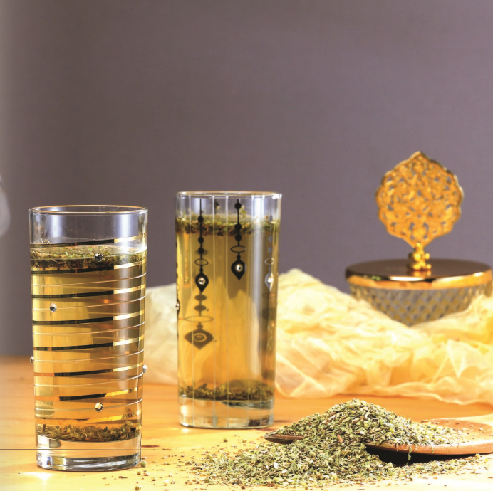 <p><strong>KEKİK ŞERBETİ</strong></p>

<p><strong>Malzemeler: </strong>1 çorba kaşığı kuru kekik, 1çay kaşığı limon suyu , 4 su bardağı su, 2 çorba kaşığı bal.</p>

<p><strong>Yapılışı:</strong> Öncelikle suyu kaynatıp kekiği ekleyin. 1 dakika ocakta kaynatıp altını hemen kapatın. Daha sonra 5 dakika<br />
demlendirip, süzün. Ilık sıcak arası ısıya gelince limonu, balı ekleyip, karıştırın. Sürahiye döküp, soğuduktan sonra kavrulmuş dolmalık fıstık koyarak servis yapın.</p>
