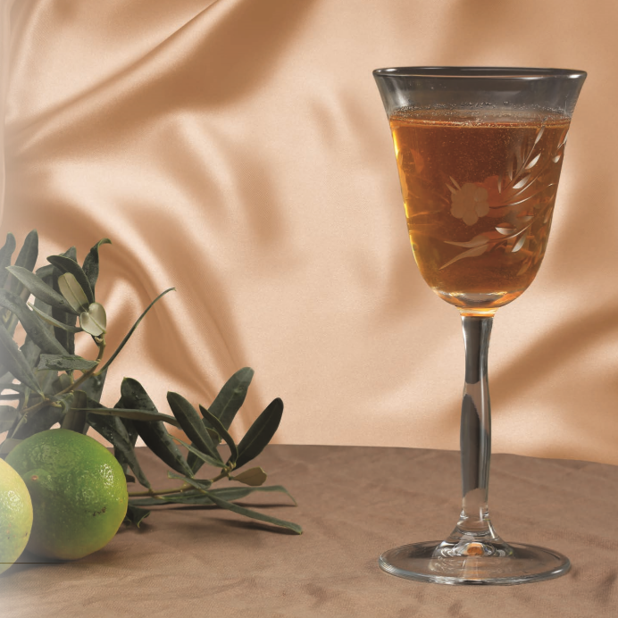 <p><strong>ZEYTİN YAPRAĞI ŞERBETİ </strong></p>

<p><strong>Malzemeler: </strong>2 çorba kaşığı kurutulup ovulmuş zeytin yaprağı, 2 çorba kaşığı bal, 4-5 su bardağı su yarım limon suyu.</p>

<p><strong>Yapılışı:</strong> Kaynayan suya ovulmuş zeytin yaprağını koyup, ocağı kapatın. Soğuduktan sonra süzün. Balı ekleyerek, güzelce karıştırın. Daha sonra limon suyunu ilave edip, üzerine kavrulmuş dolmalık fıstık serpip, servis yapın.</p>
