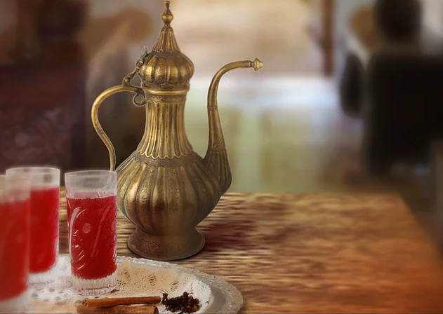 <p>Nefaset ve şifa kaynağı olan şerbetler sofraların dışında da sıklıkla yapılıp, özel günlerde konuklara ikram edilmiştir</p>
