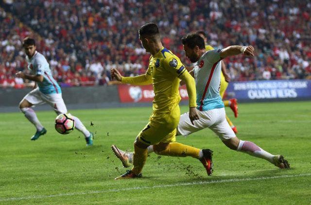 <p>Türkiye-Kosova maçının yorumcusu Sergen Yalçın, cezalı olan Emre Mor'un oyuna girebileceğini söyleyince sosyal medyayı salladı.</p>
