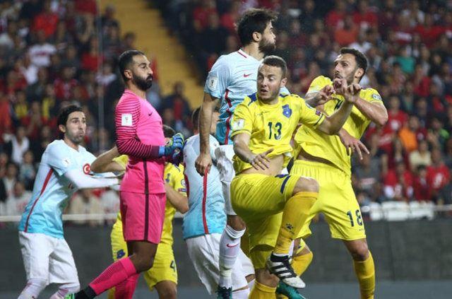 <p>"Sergen Yalçın biraz zorlarsa Mesut Özil'i bile oyuna aldırabilir."</p>