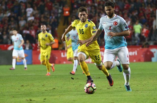 <p>"Sergen Yalçın'ın Emre Mor hamlesi beklediği maçta benim Yıldıray Baştürk hamlesi beklemem absürd olmaz bence."</p>