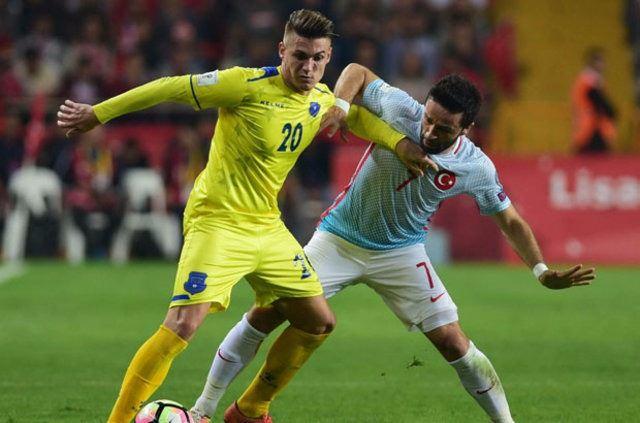 <p>"Milli maçın yorumcusu Sergen Yalçın, Emre Mor'un cezalı olduğunu bilmeyecek kadar bilgisiz ve hazırlıksız."</p>
