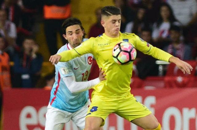 <p>"Sergen Yalçın: Nolmuş yani Emre Mor kadroda yoksa Mesut Özil'i alır hoca oyuna Mesut'un bu takımda oynamaması bir spor ayıbıdır."</p>
