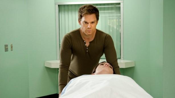 <p><strong>SERİ KATİL DİZİSİ</strong></p>
<p>Bir seri katilin anlatıldığı diziye ismini veren Dexter Morgan, Miami Metro Polis Departmanı'nda kan sıçrama analizcisi olarak çalışıyor. Ancak Dexter Morgan aynı zamanda bir seri katil ve cinayetler işliyor.</p>
