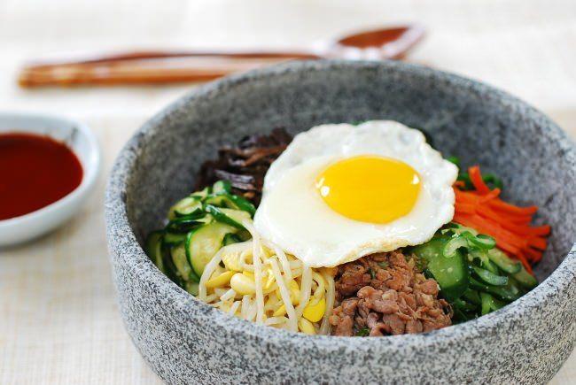 <p><strong>Bibimbap </strong></p>

<p>İçerisinde birçok farklı sebzelerin yer aldığı beyaz pirinç ve yanında namul (sebze yemeği) ve gochujang (kırmızı biber salçası) ile servis edilen bir yemektir.</p>

<p>Dünyanın 50 en lezzetli yemekler listesine 40 numara olarak girmiştir.</p>
