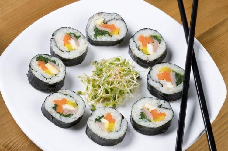 <p><strong>Kimbap </strong></p>

<p>Japon yemeği olan Kimbap, Suşiye benzer fakat içeriğinde farklılıklar var. İçerisinde deniz ürünleri, sebze ve pirinç vardır.</p>
