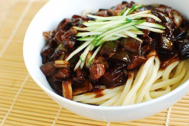 <p><strong>Jajangmyeon</strong></p>

<p>En çok yenen Çin yemeğidir. İçerisinde siyah fasülye soslu erişte vardır. </p>
