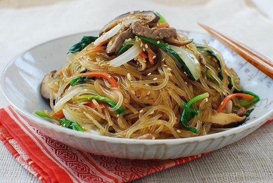 <p><strong>Japchae</strong></p>

<p>Şeffaf Çin eriştesiyle yapılan bir noodle türüdür.</p>
