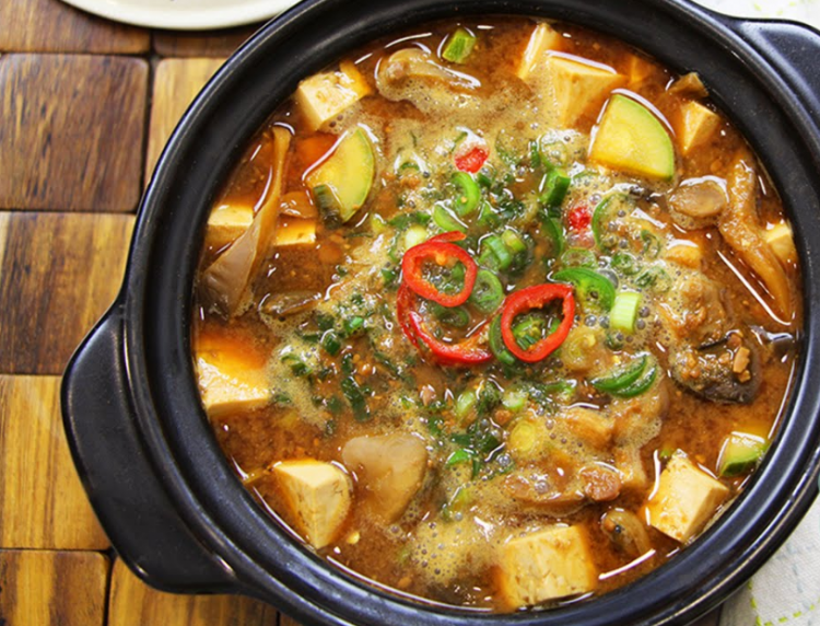 <p><strong>Doenjang jjigae</strong></p>

<p>Kimçi güveci </p>

<p> </p>
