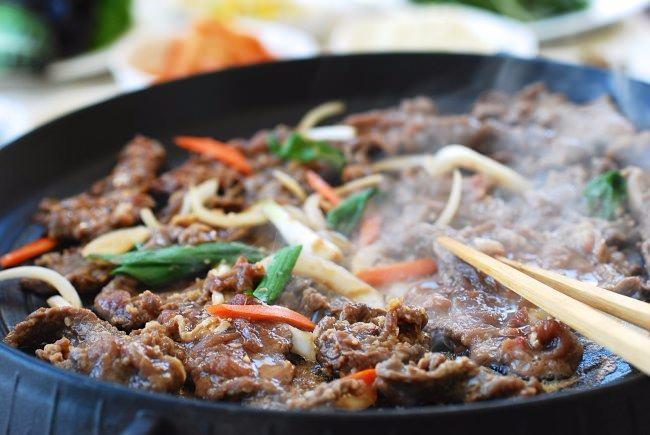 <p><strong>Bulgogi </strong></p>

<p>Soslu ve sebzeli sığır eti yemeği</p>
