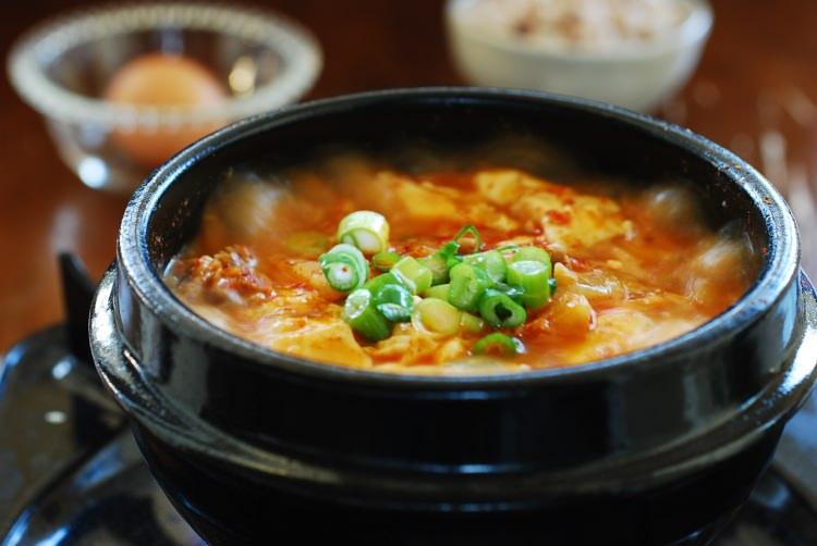 <p><strong>Sundubu jjigae (</strong>Tofu güveci)</p>
<p>Tofu: Beyaz fasülye tozundan yapılan peynir kıvamında bir yiyecek)</p>