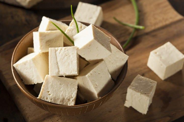<p><strong>Tofu</strong></p>

<p>Beyaz fasülye tozundan yapılan tofu peynirinin en önemli özelliği ise çiğ halde olanının genelde kaybettiği enerjiyi en kısa sürede tekrardan toplaması için hapisten çıkan insanlara yedirilmesidir.</p>
