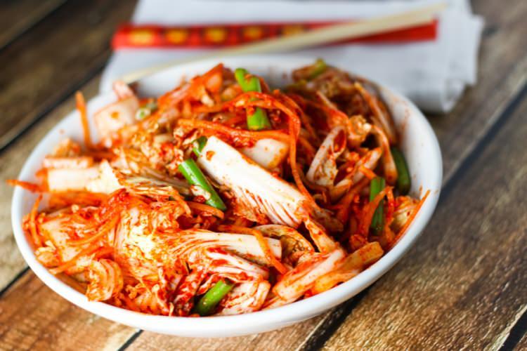 <p><strong>Kimçi</strong></p>
<p>Gimchi veya kimchee olarak da bilinenen, mayalanmış kırmızıbiber ve sebzelerden özellikle çin lahanasından yapılan, geleneksel bir Kore yemeğidir. Kimçi daha çok yemeklerin yanında garnitür olarak servis edilir,</p>