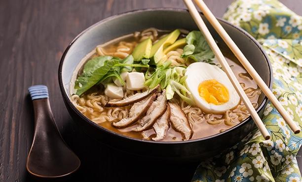 <p><strong>Ramyun/ Ramen</strong></p>
<p>Güney Kore'nin en ünlü yemeğidir. Çin kökenli olan ve çorba içinde sunulan eriştenin Japon Mutfağı'ndaki adıdır. Genellikle çorbası, et suyu ile yapılır ve dilimlenmiş et, kurutulmuş deniz yosunu, kamaboko, yeşil soğan ve hatta mısır gibi üst malzemeleri ile servis edilir.</p>
<p>KOREZİN</p>