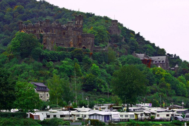 <p>Seyahatinizde değişik şatoları keşfeder ve gezebilirsiniz.</p>