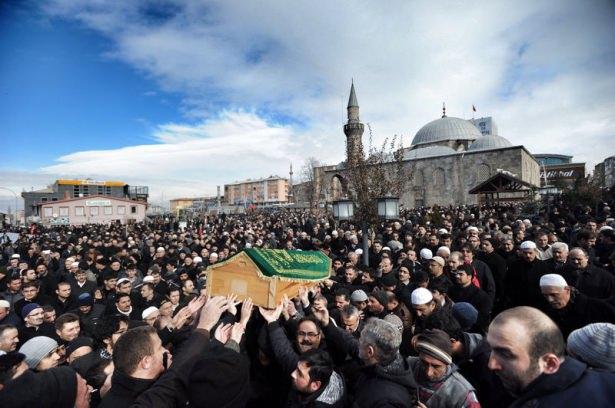 <p>Fethullah Gülen'in önceki gün vefat eden kardeşi Seyfullah Gülen, son yolculuğuna uğurlandı.</p>