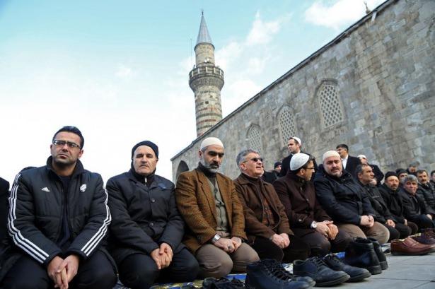 <p>Törene, oğlu Kemal Gülen'in yanı sıra; ailesi, yakınları, Erzurumlular, çevre il ve ilçelerden gelen vatandaşlar katıldı. </p>