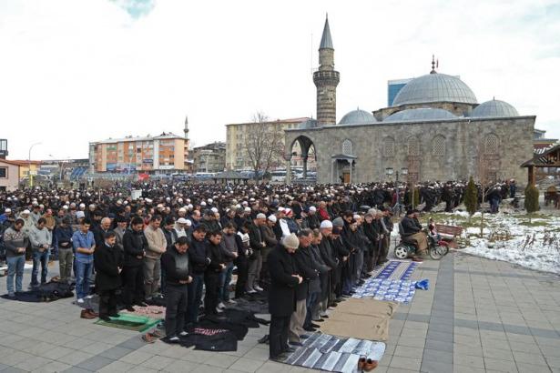 <p>Gülen'in cenazesini Hatem Bilgili Hocaefendi kıldırdı.</p>