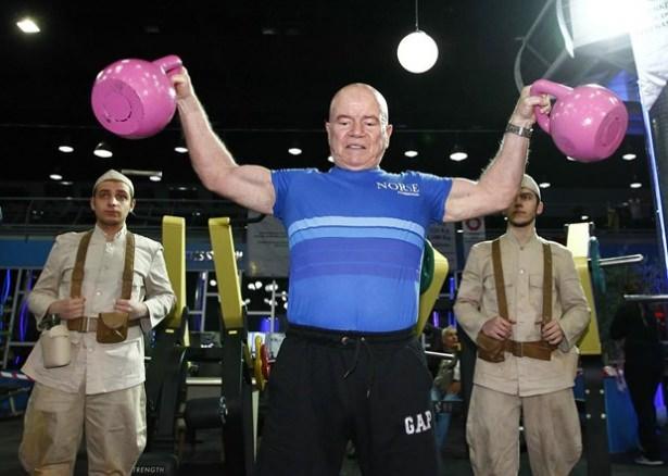 <p>Ünlü sporcu Namık Eken toplamda 379 kilogram kaldırarak rekor kırdı.</p>