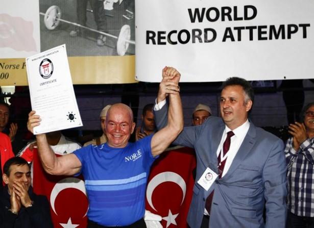 <p>Emekli Su Altı Taarruz (SAT) komandosu, judo, su altı, paraşüt, jimnastik, halter ve yüzme şampiyonu Namık Eken, Çanakkale Zaferi'nin 100. yıl dönümünde Seyit Onbaşı'yı anmak amacıyla başladığı "24 saatte 178 ton ağırlığı kaldırma" denemesini tamamladı.</p>