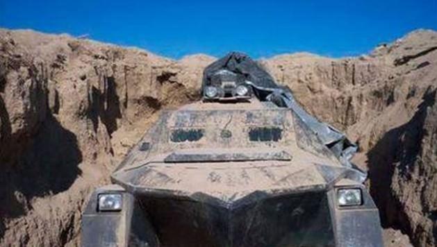 Özel olarak yapılan el yapımı bir zırlı araç ordu tarafından gömülü olduğu yerden çıkarılırken görülüyor.