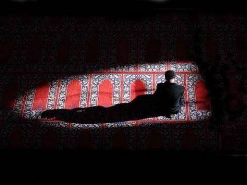 <p>VESNAN: UYKU ŞEYTANIDIR.NAMAZ VE DİĞER İBADETLER İÇİN KAFAYI VE GÖZ KAPAKLARINI BASTIRIR, ZİNA VE HIRSIZLIK GİBİ HARAMLAR İÇİN İNSANI UYARIR.</p>
<p> </p>