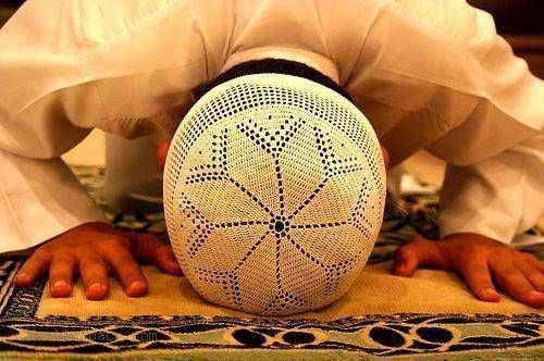 <p>HANZEB: NAMAZDA VESVESE VERİR. NAMAZDA BÖYLE BİR ŞEY HİSSEDİNCE ALLAH`A SIĞIN.</p>

<p> </p>
