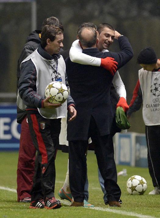 @Hidrojan ---  Neden mi Galatasaray? Gurur duymak için.