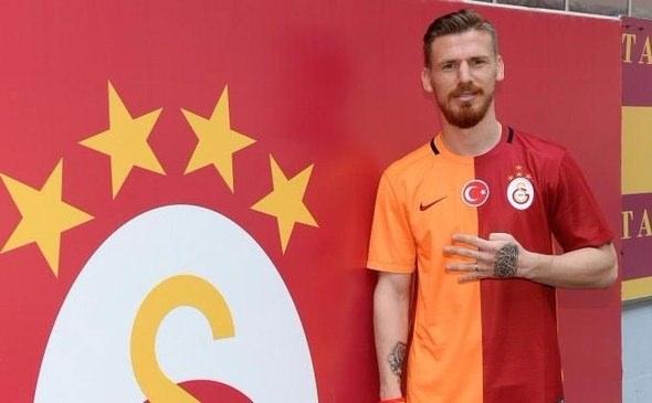 <p>TOPARLAMAYA BAŞLADI<br />
<br />
SERDAR AZİZ - Uzun süre sakatlığı nedeniyle forma giyemeyen Serdar Aziz, son haftalarda daha fazla süre almaya başladı. Fenerbahçe derbisinde yaptığı hata ile eleştirilse de Riekerink, milli oyuncuya forma şansı vermeyi sürdürdü. Serdar, son haftalarda eski günlerine dönüş sinyalleri vermeye başladı.</p>