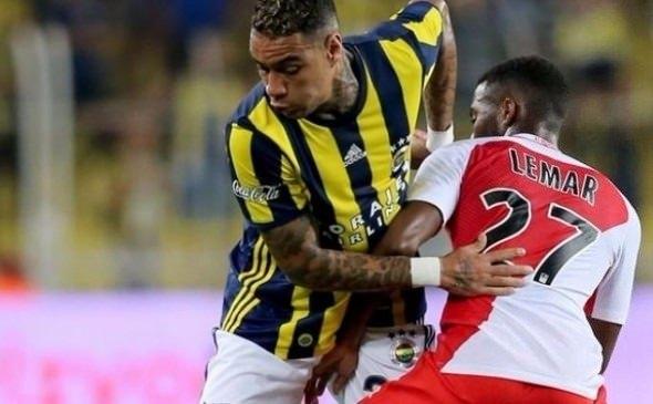 <p>FORMAYI ŞENER'E KAPTIRDI<br />
<br />
VAN DER WIEL - Gökhan Gönül'ün yerine transfer edilen ancak ilk birkaç hafta sonra formayı Şener'e kaptıran Van der Wiel, iyice gözden düştü. Dick Advocaat Hollandalı oyuncuya bu sezon ligde sadece 6 maçta süre verdi.</p>
