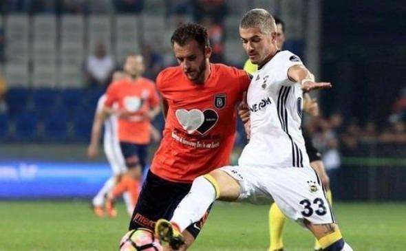 <p>ADVOCAAT'IN 3. STOPERİ<br />
<br />
ROMAN NEUSTADTER - Görev aldığında istikrarlı bir performans sergileyen Neustadter'in Kjaer-Skrtel'dan forma alması zor görünüyor. Dick Advocaat da tercihleriyle Neustadter'i 3. stoper olarak düşündüğünü gösterdi. Neustadter şu ana kadar ligde sadece 4 maçta ilk 11'de yer aldı.</p>
