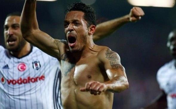 <p>GÜNEŞ'İN JOKER'İ OLDU<br />
<br />
ADRIANO - Brezilyalı futbolcu Şenol Güneş için joker oldu. Birçok bölgede görev yapabilen Adriano, performansı ve istikrarı ile Beşiktaşlıların gözüne girdi.</p>

