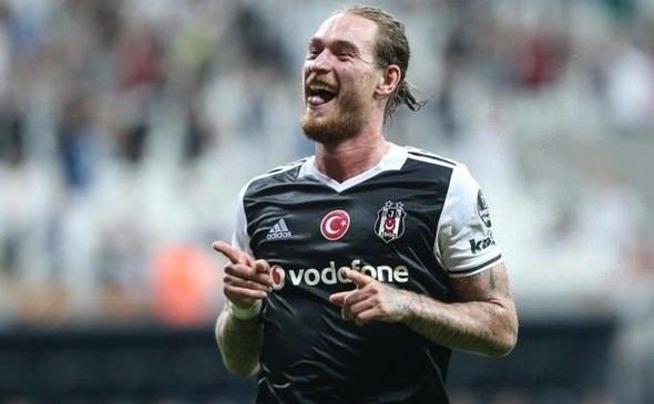 <p>ROTASYONDA KALDI<br />
<br />
ÖMER ŞİŞMANOĞLU - Son 2 sezonu kiralık olarak geçirdi. Şenol Güneş'in isteğiyle Beşiktaş'a döndü, rotasyonda şans buluyor.</p>