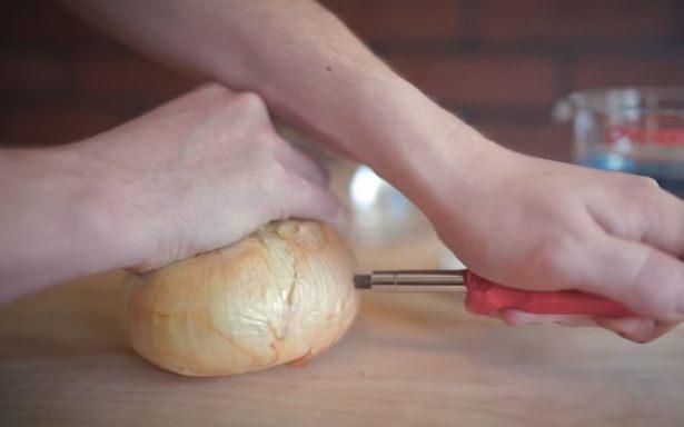 <p>Yani uygun şartları oluşturup enerji içeceği ve sebzelerdeki iyon miktarını bir araya getirdiğinizde teorik olarak böyle bir elektrik enerjisinin açığa çıkması oldukça muhtemel.</p>

<p> </p>
